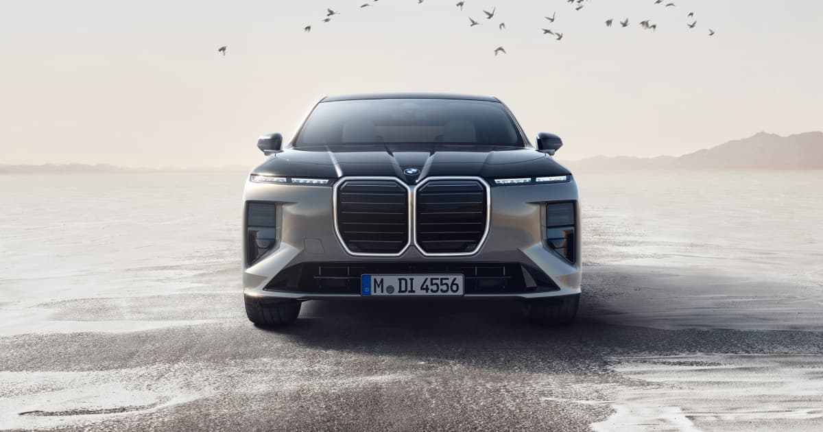 BMW 코리아 7시리즈 페이지 대표 이미지, 새 키드니 그릴과 얇은 헤드라이트가 보이는 더 뉴 7시리즈 정면