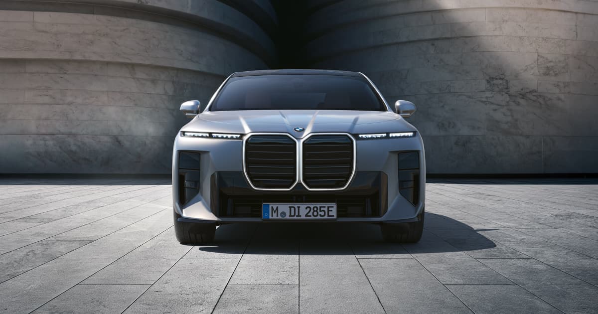 BMW 코리아 i7 페이지 대표 이미지, 은색 더 뉴 i7 세단 정면