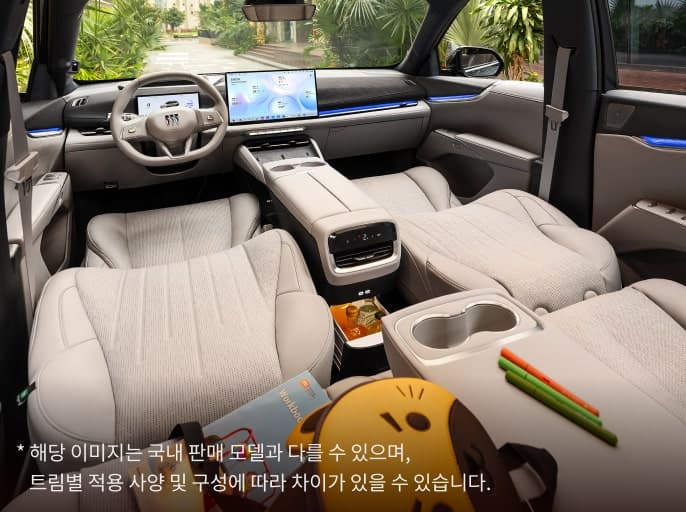 뷰익 엘렉트라 E7 실내. 앞좌석을 뒤로 눕혀 뒷좌석과 이은 퀸 베드 모드와 센터 디스플레이