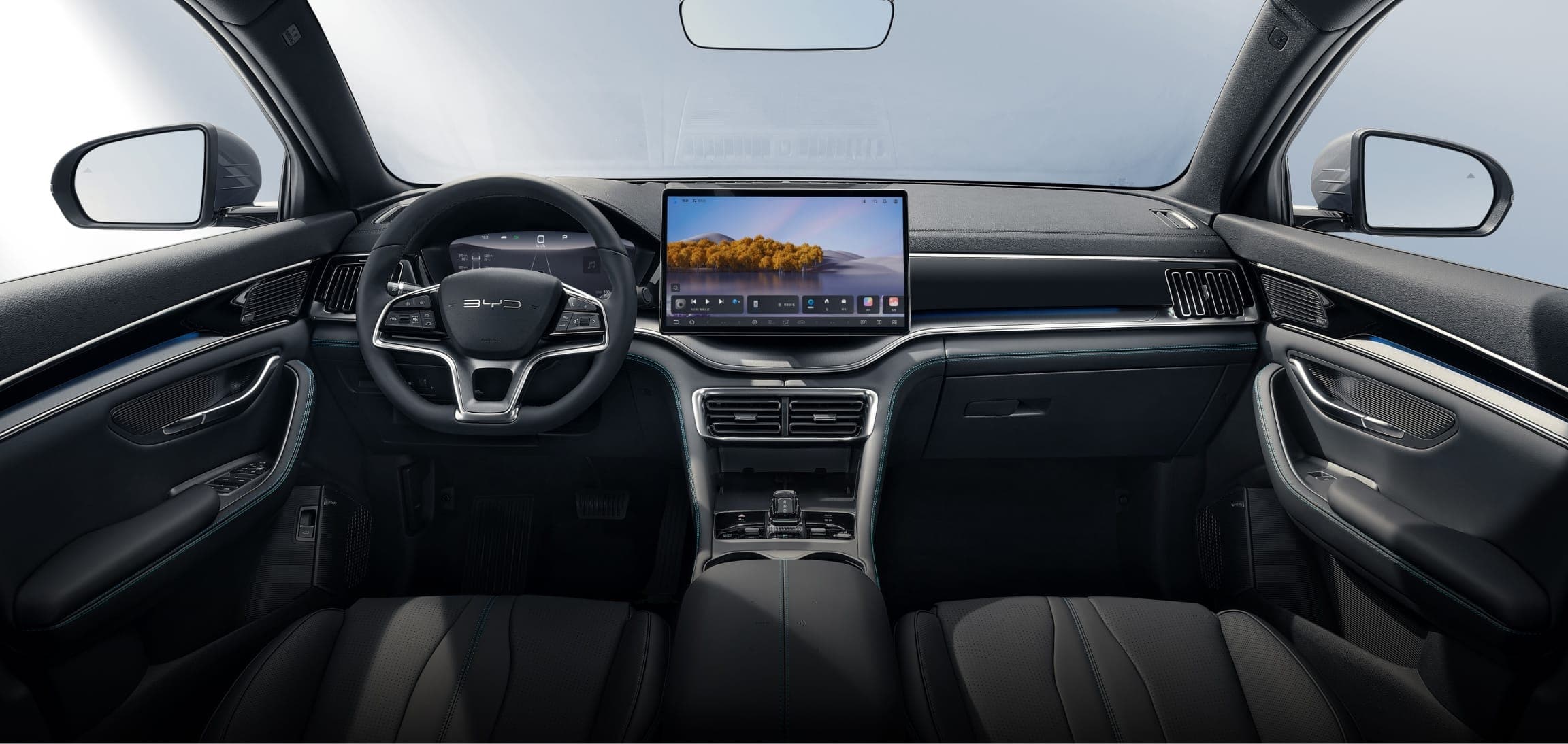 BYD 씨라이언 6 DM-i 운전석 앞 대시보드. 15.6인치 터치스크린과 12.3인치 디지털 계기판, 블루 앰비언트 라인