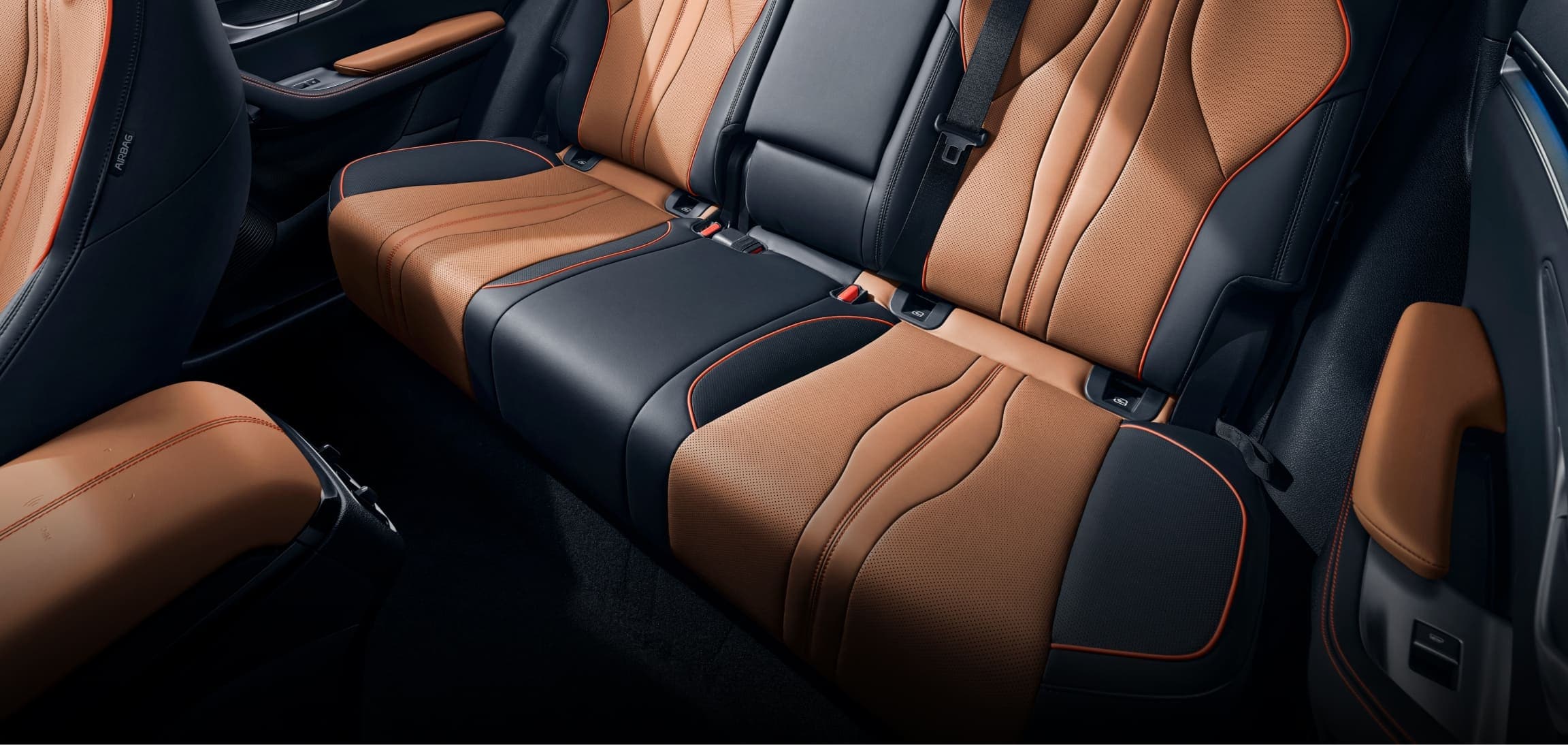 BYD 씨라이언 6 DM-i 2열 좌석. 갈색과 검은색 투톤 시트와 가운데 암레스트가 보이는 실내 사진
