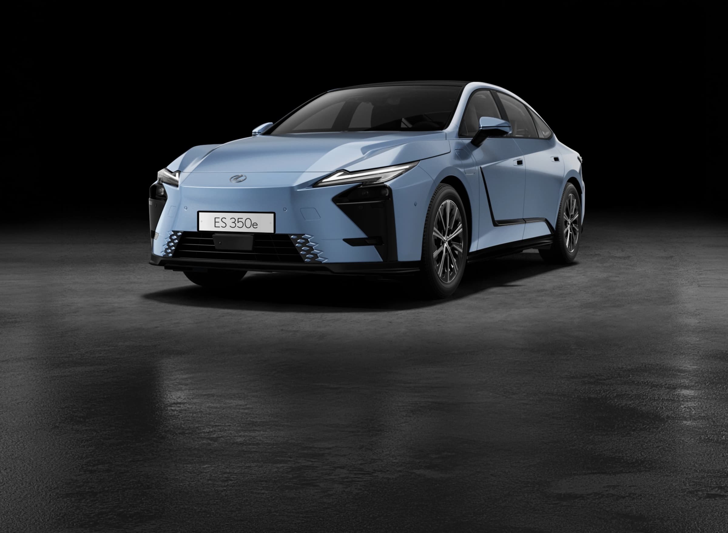 어두운 스튜디오에 선 하늘색 렉서스 All-New ES 350e 전면 3/4 모습. 좌우로 길게 뻗은 헤드램프와 범퍼 양옆 패턴 장식이 보이는 렉서스코리아 공식 이미지