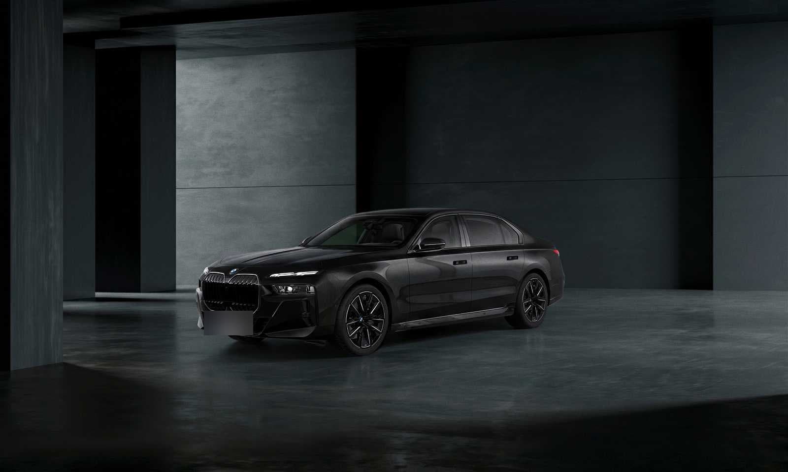 어두운 실내 공간에 서 있는 검은색 BMW 7시리즈 세단 앞측면 (번호판 가림)