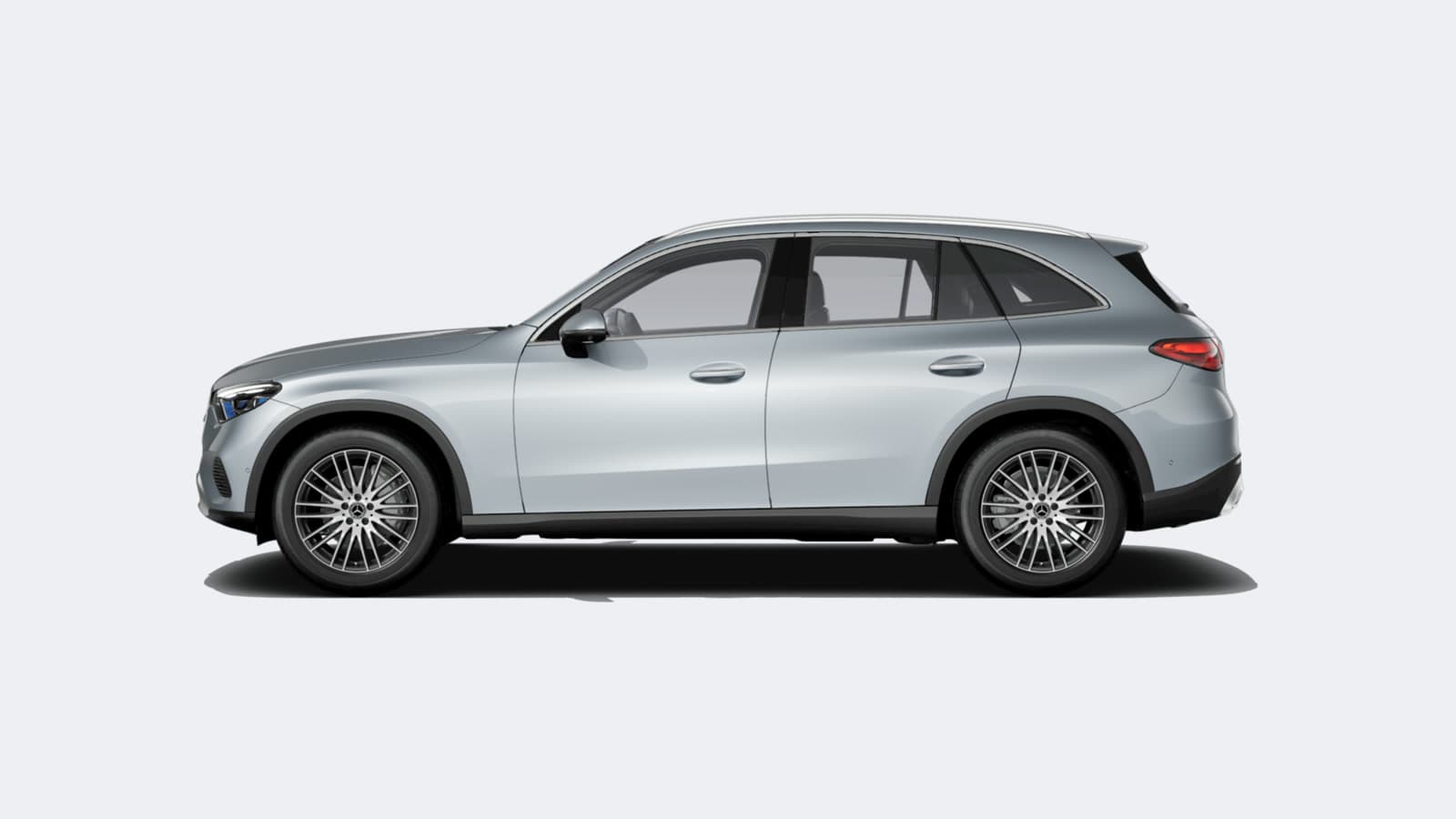 은색 벤츠 GLC 300 4MATIC 측면, 앞뒤 도어 4개와 손잡이가 보이는 모습