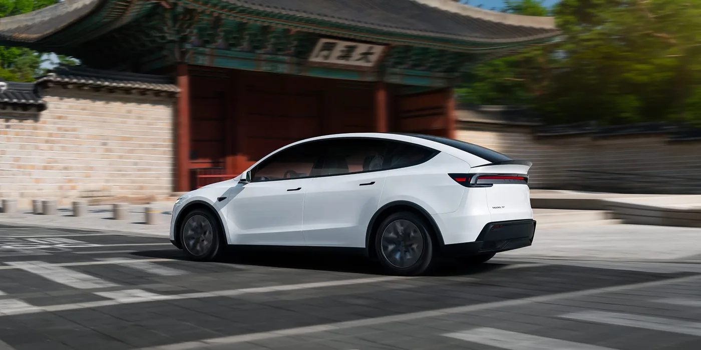 산악도로를 주행하는 Model Y L